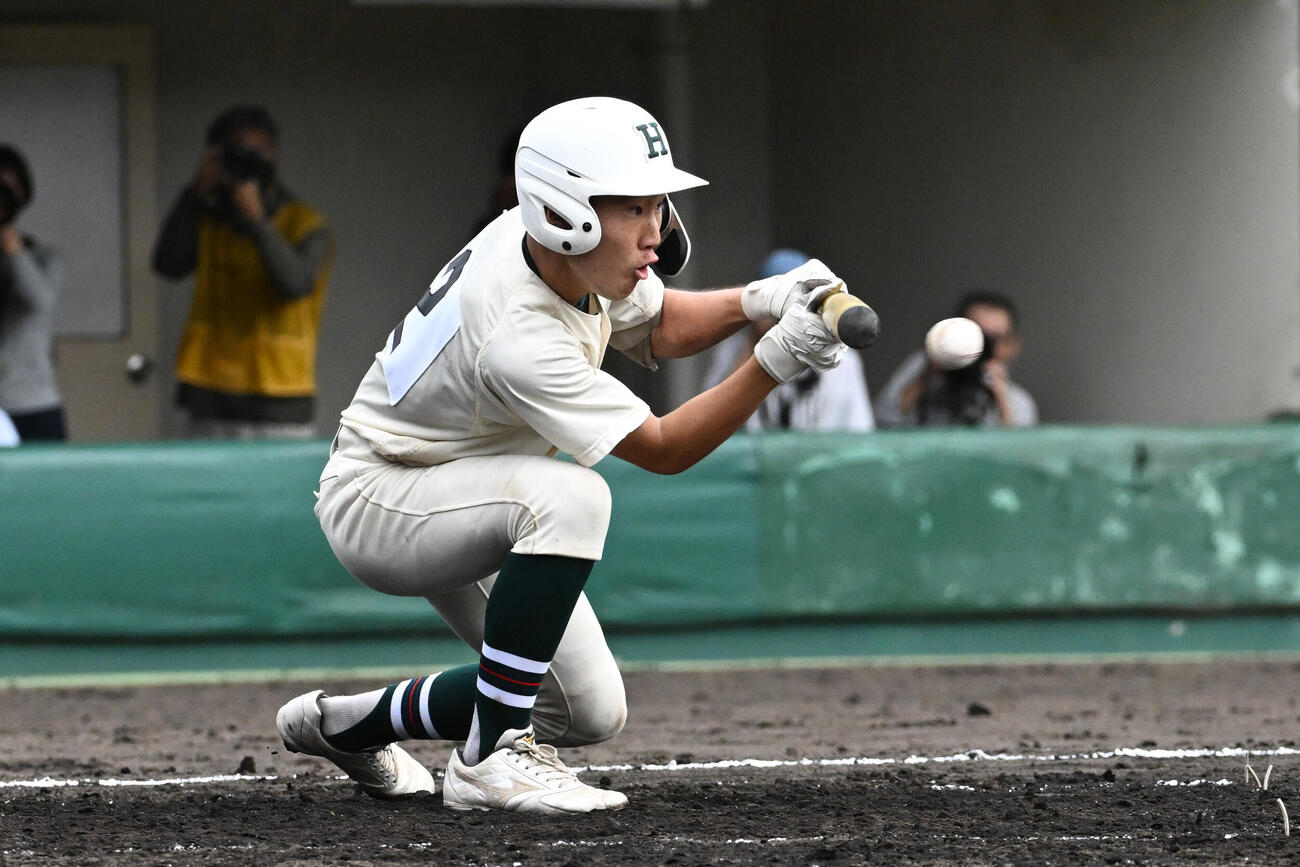 郡山対報徳学園　4回裏報徳学園1死二、三塁、間木恵譲はスクイズを決める（撮影・滝沢美穂子）