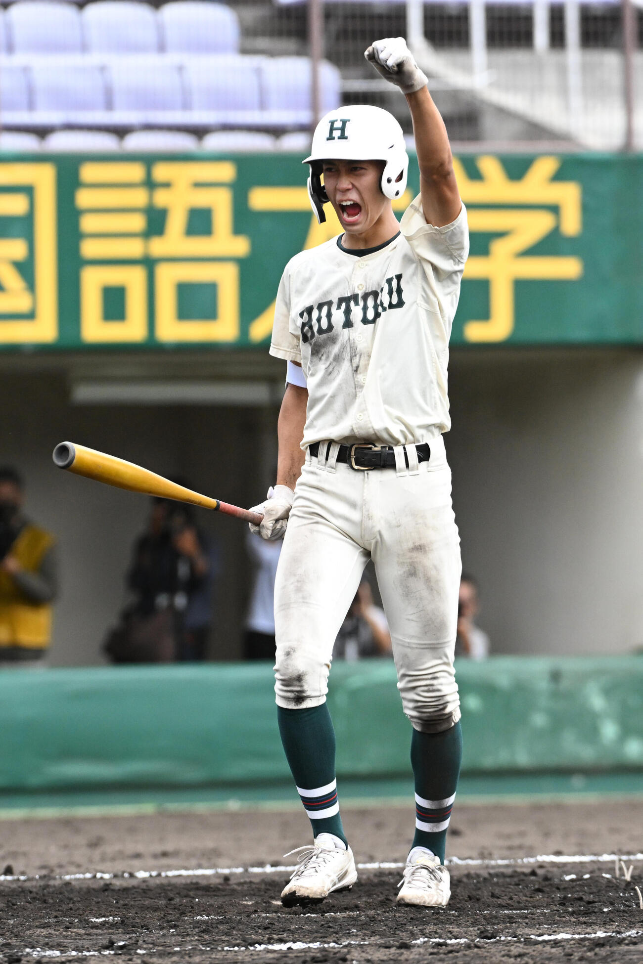 郡山対報徳学園　4回裏報徳学園無死満塁、堀江亮成は押し出し死球でガッツポーズ（撮影・滝沢美穂子）