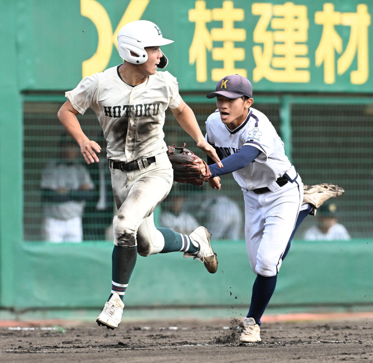 郡山対報徳学園　8回裏報徳学園1死三塁、三塁走者横井陽が飛び出しタッチアウト。遊撃手中江遼（撮影・滝沢美穂子）