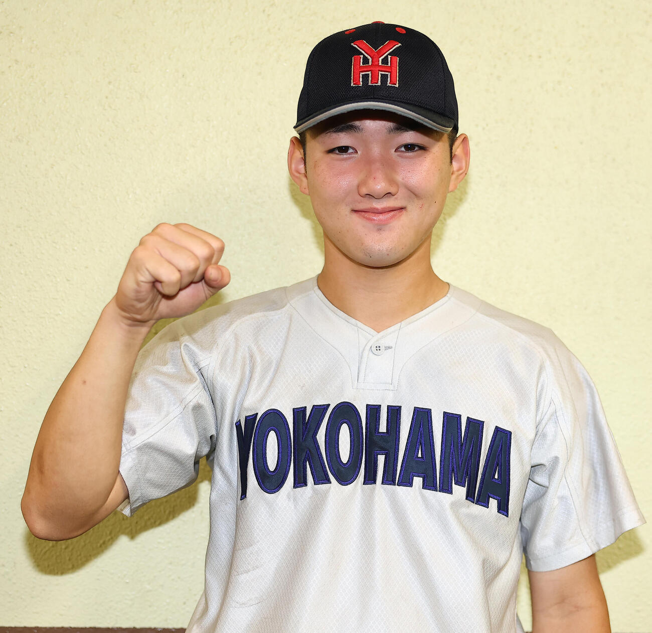 健大高崎対横浜　優勝し笑顔でガッツポーズの横浜・元木瑛介（撮影・野上伸悟）