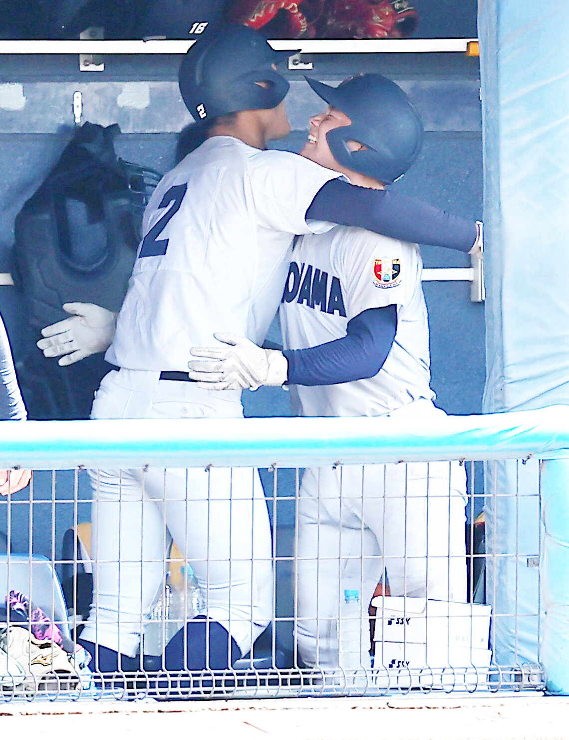健大高崎対横浜　5回裏横浜2死一、二塁、3点本塁打を放ち喜ぶ脇山魁音（左）（撮影・野上伸悟）