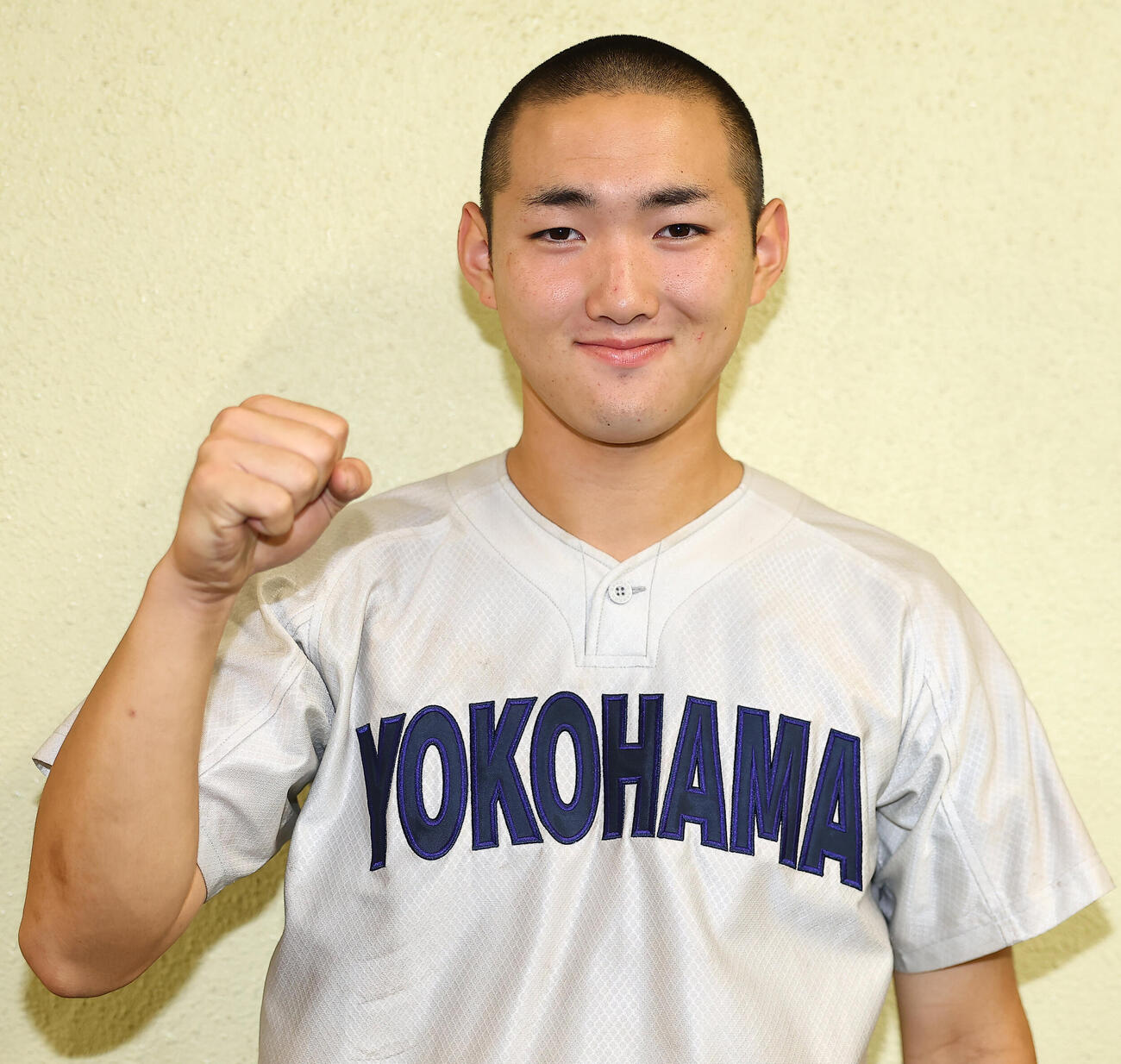 健大高崎対横浜　優勝し笑顔でガッツポーズの横浜・元木瑛介（撮影・野上伸悟）