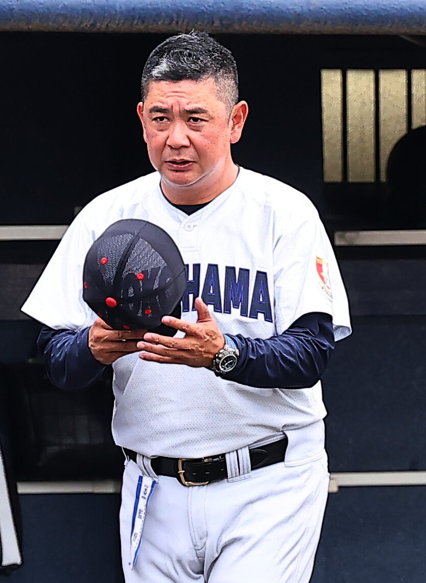 健大高崎対横浜　試合を終えあいさつする横浜・村田浩明監督（撮影・野上伸悟）