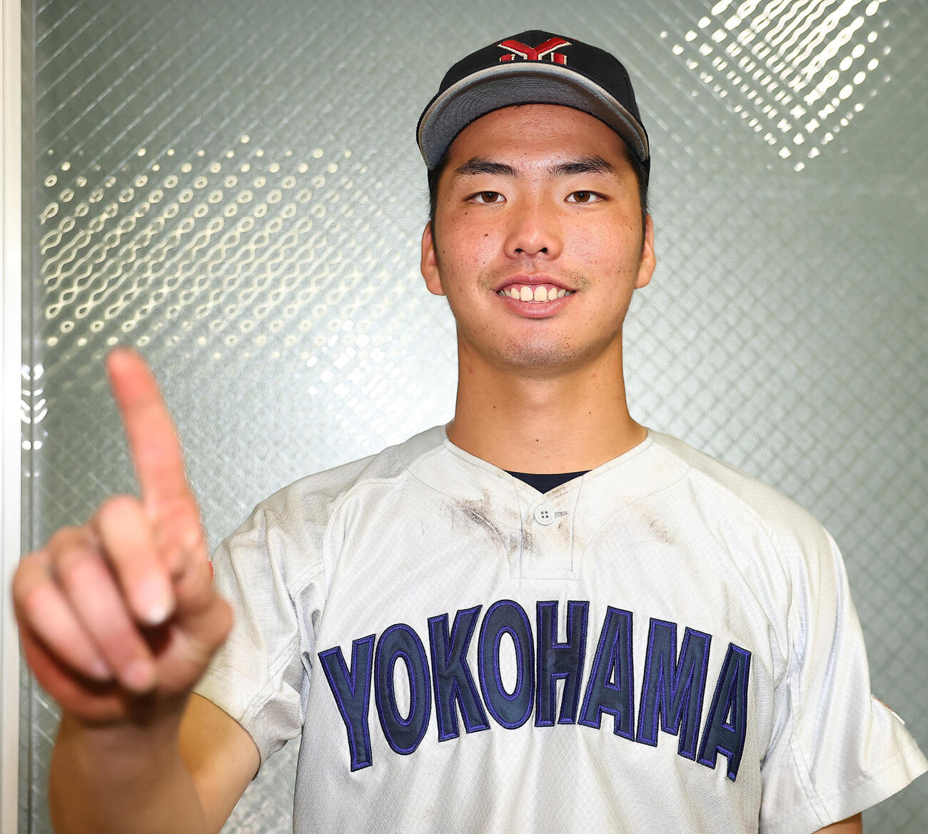 健大高崎対横浜　優勝し1番ポーズの横浜・川上慧主将（撮影・野上伸悟）