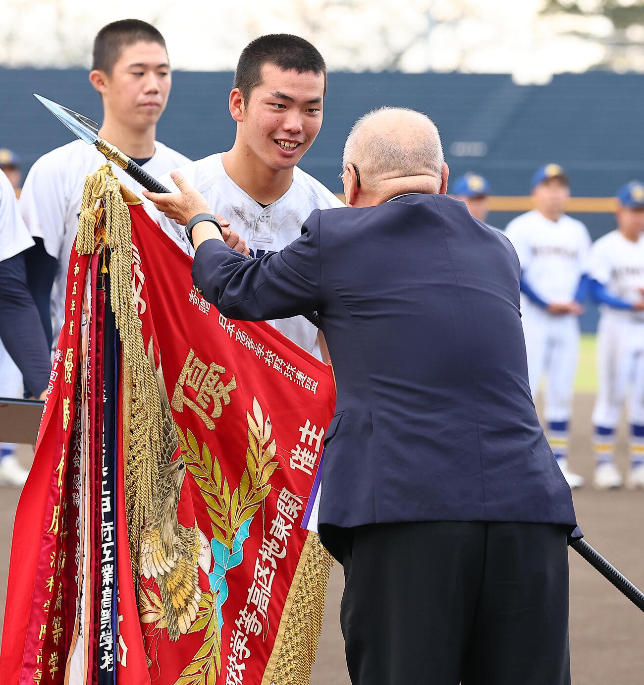 健大高崎対横浜　優勝旗を受けとる横浜・川上慧主将（撮影・野上伸悟）
