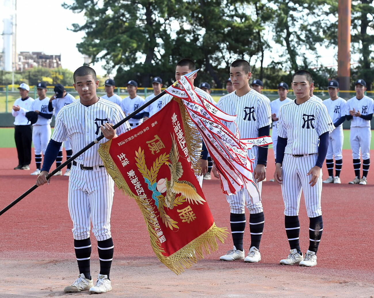 日大三島対常葉大菊川　閉会式で優勝旗を受け取る常葉大菊川・片出主将（手前）