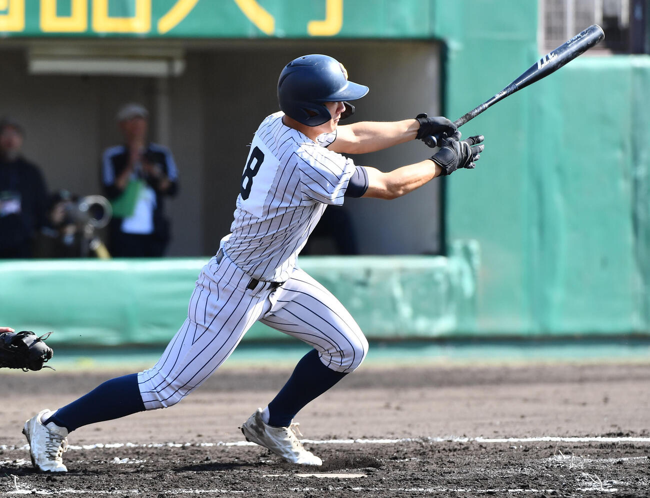 大阪桐蔭対明石商　6回裏明石商2死満塁、米田大希は勝ち越しの2点適時二塁打を放つ（撮影・岩下翔太）