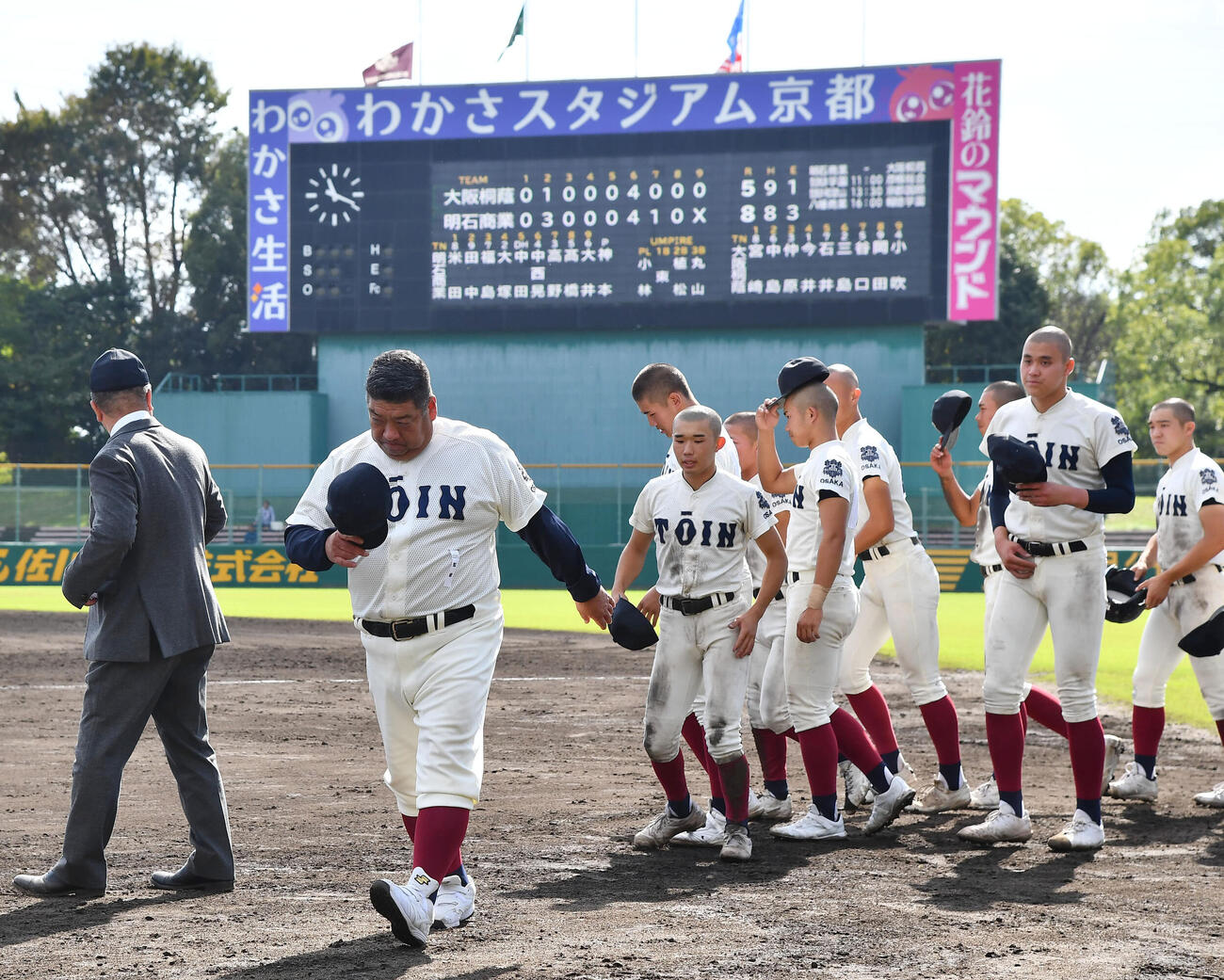 大阪桐蔭対明石商　明石商に敗れ、厳しい表情で引き揚げる大阪桐蔭・西谷浩一監督（左から2人目）とナイン（撮影・岩下翔太）