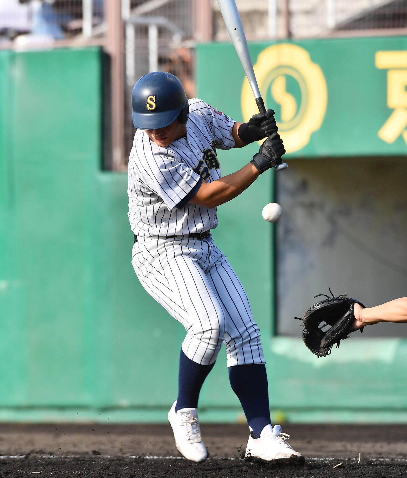 大阪桐蔭対明石商　2回裏明石商2死満塁、押し出しの死球を受ける明石商・中田航平（撮影・岩下翔太）
