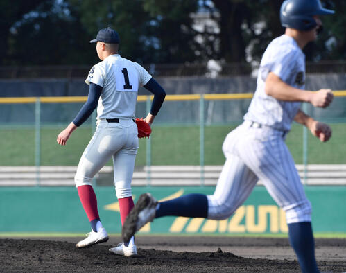 大阪桐蔭対明石商 2回裏明石商2死満塁、中田航平への押し出し死球で3点目を失った大阪桐蔭・川本晴大(撮影・岩下翔太)