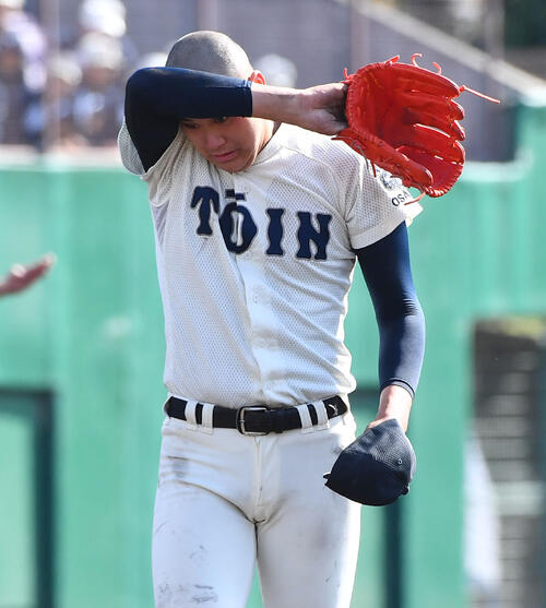 大阪桐蔭対明石商 6回裏明石商2死満塁、降板となりベンチへ戻る大阪桐蔭・川本晴大(撮影・岩下翔太)