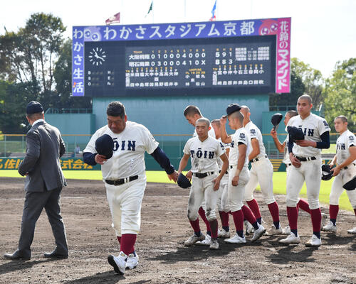 大阪桐蔭対明石商 明石商に敗れ、厳しい表情で引き揚げる大阪桐蔭・西谷浩一監督(左から2人目)とナイン(撮影・岩下翔太)