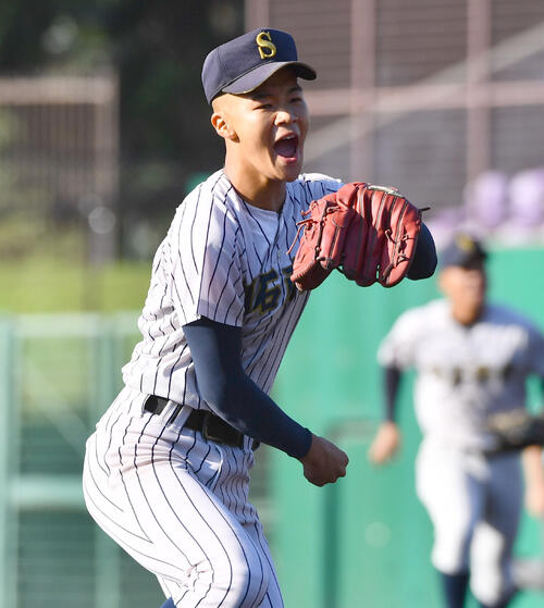 大阪桐蔭対明石商　1回表大阪桐蔭2死、仲原慶二を見逃し三振に抑え、ガッツポーズする明石商・仲吉泰清（撮影・岩下翔太）