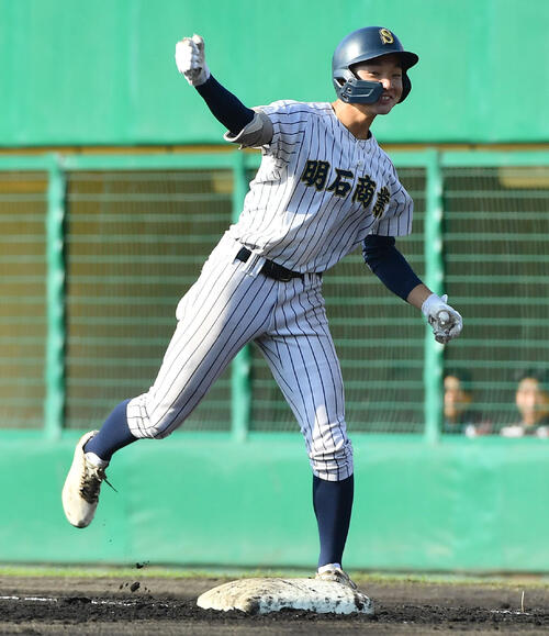 大阪桐蔭対明石商　2回裏明石商1死満塁、同点に追いつく遊撃適時内野安打を放ち、ガッツポーズする明石商・田中颯真（撮影・岩下翔太）