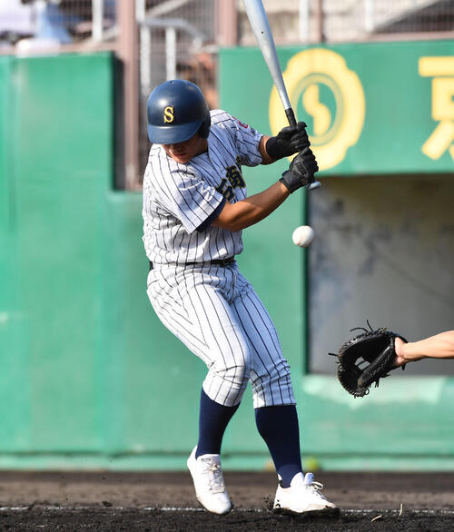 大阪桐蔭対明石商　2回裏明石商2死満塁、押し出しの死球を受ける明石商・中田航平（撮影・岩下翔太）