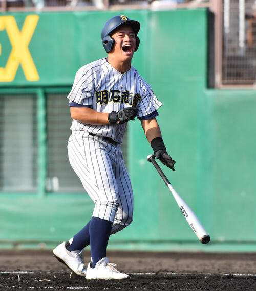 大阪桐蔭対明石商　2回裏明石商2死満塁、押し出しの死球を受け、雄たけびをあげる明石商・中田航平（撮影・岩下翔太）