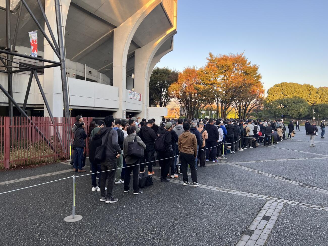 近畿大会準々決勝4試合　好カードを観ようと午前7時半の開門前から高校野球ファンが長蛇の列を作る