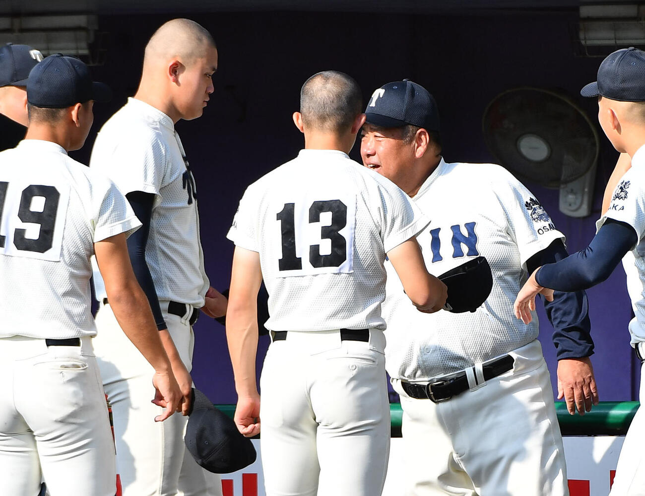 大阪桐蔭対明石商　2回裏終了後、3失点で逆転を許した川本晴大（左）に声をかける大阪桐蔭・西谷浩一監督（撮影・岩下翔太）