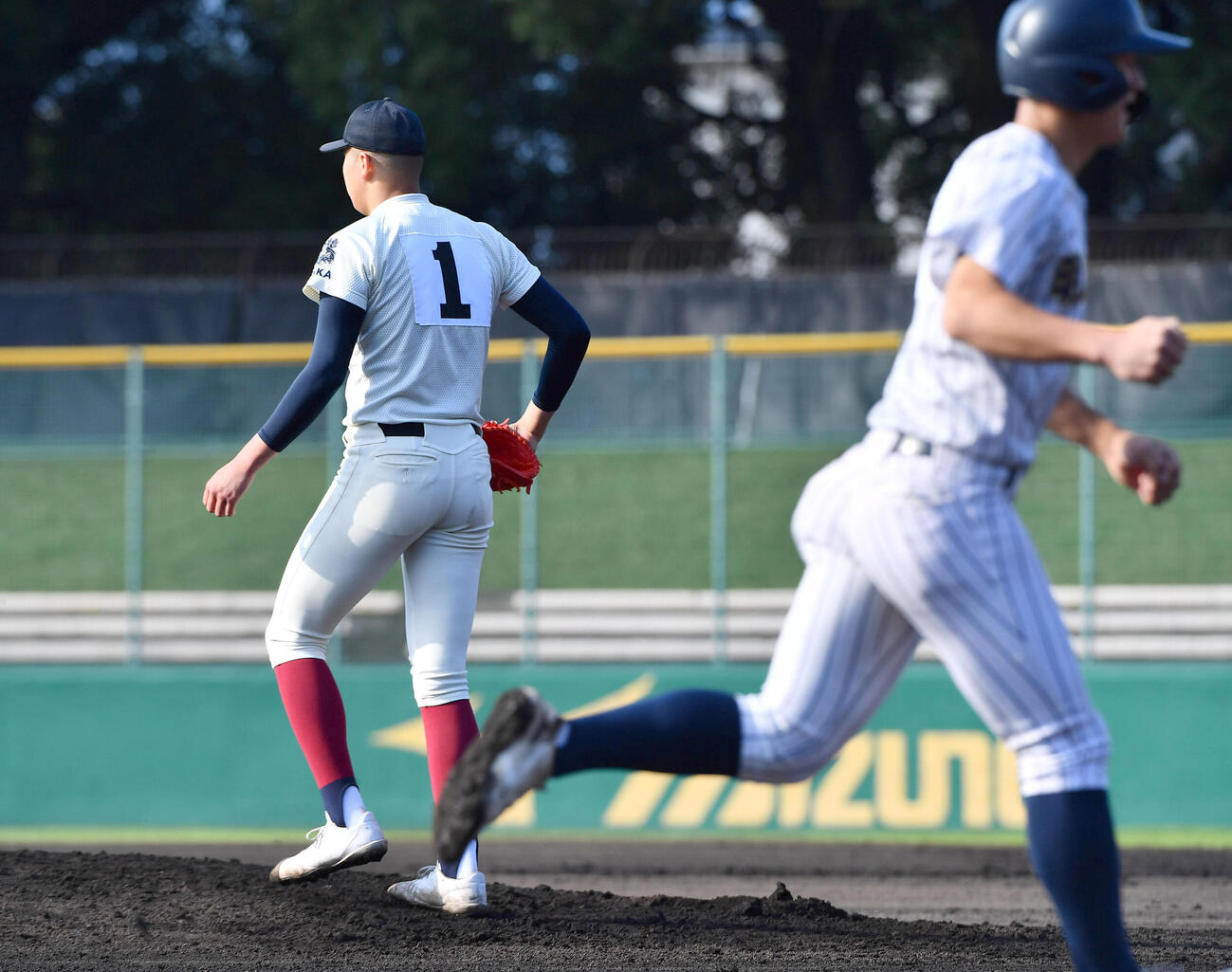 大阪桐蔭対明石商　2回裏明石商2死満塁、中田航平への押し出し死球で3点目を失った大阪桐蔭・川本晴大（撮影・岩下翔太）