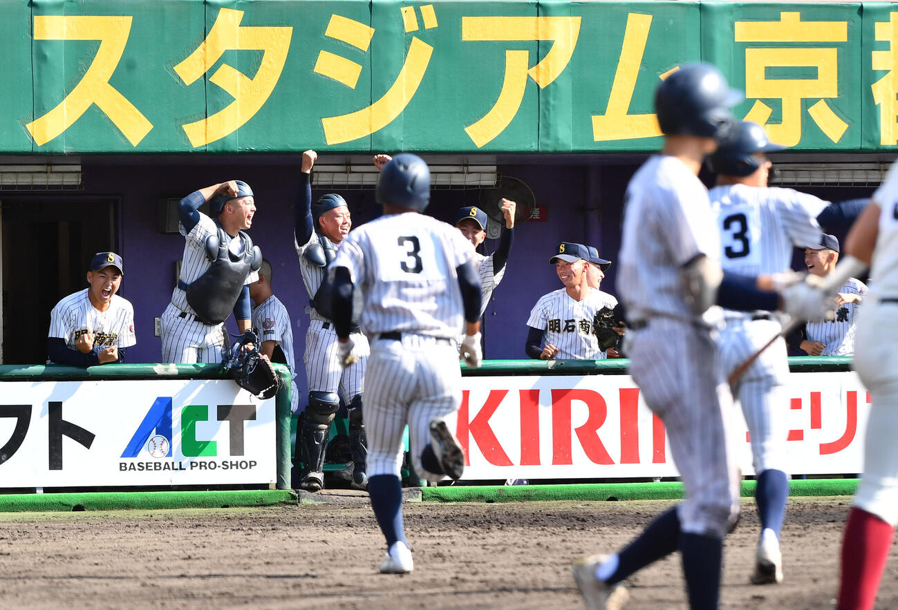 大阪桐蔭対明石商　6回裏明石商2死満塁、米田大希が勝ち越しの2点適時二塁打を放ち、歓喜する明石商ナイン（撮影・岩下翔太）