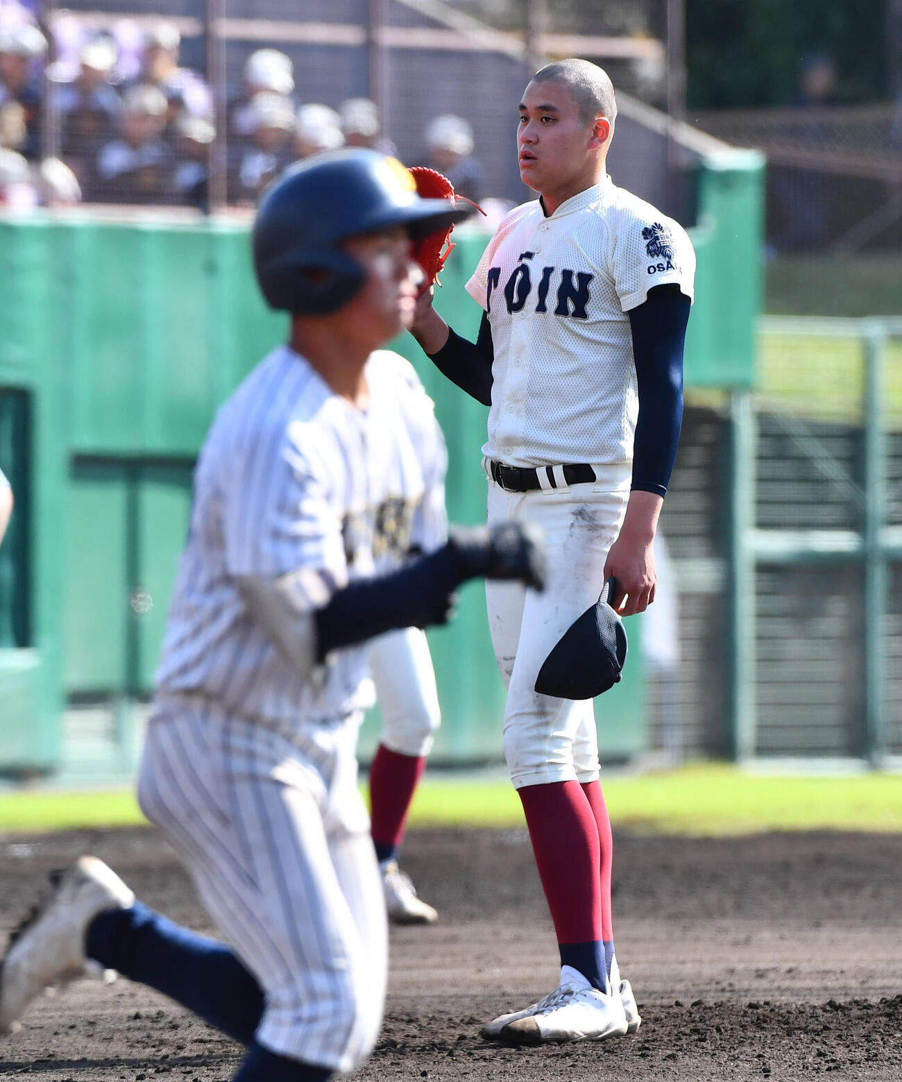 大阪桐蔭対明石商　6回裏明石商2死二、三塁、大井日地（左）に四球を与えて降板となった大阪桐蔭・川本晴大（撮影・岩下翔太）