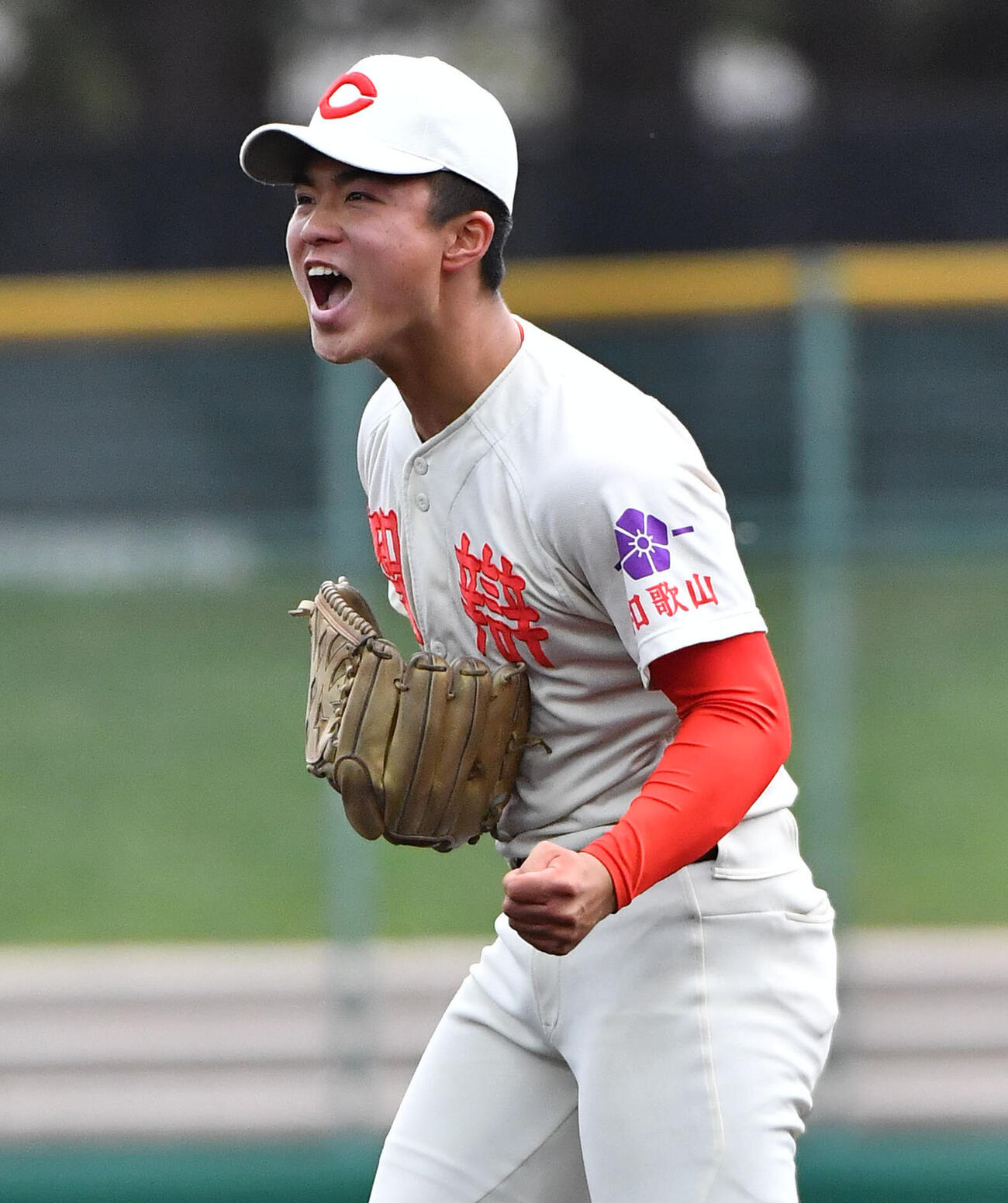 智弁和歌山対京都国際　7回裏京都国際2死、藤本統守を空振り三振に抑え、雄たけびをあげる智弁和歌山・米原佑真（撮影・岩下翔太）