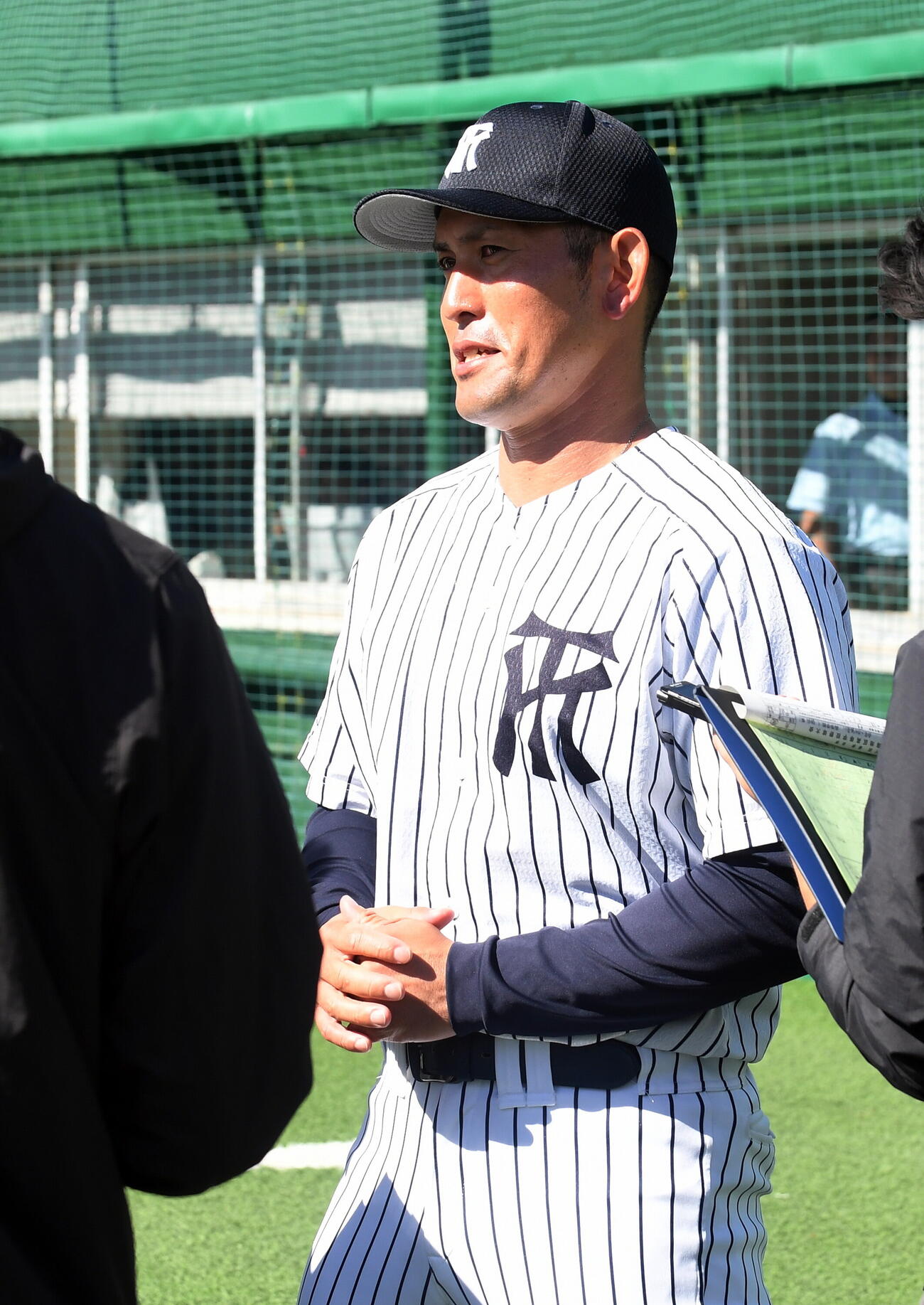 28日の決勝・日大三島戦後、取材に応じる常葉大菊川・石岡監督