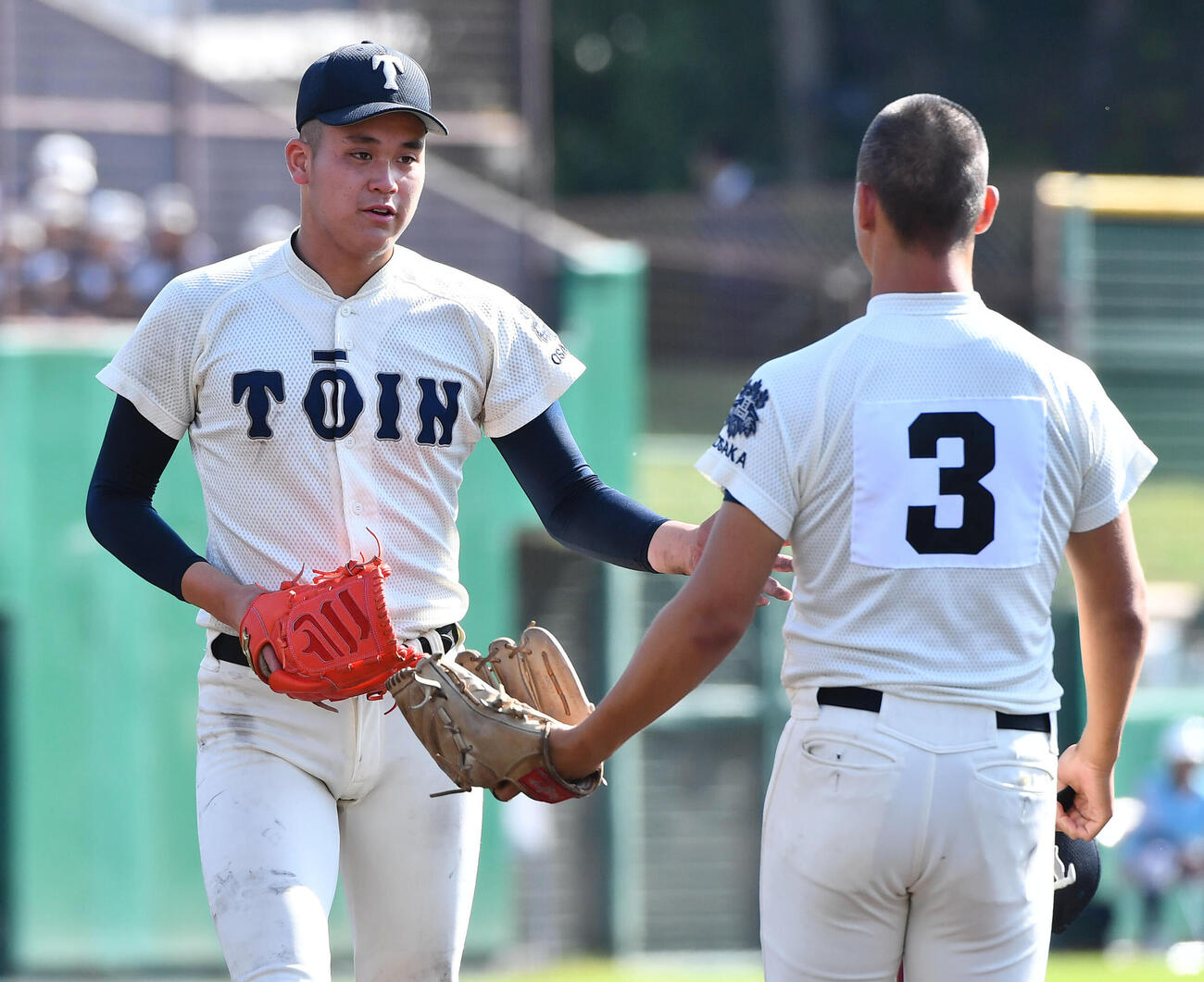 大阪桐蔭対明石商　6回裏明石商2死満塁、降板となった大阪桐蔭・川本晴大（左）は、2番手の中村勇斗に声をかけながらベンチへ戻る（撮影・岩下翔太）