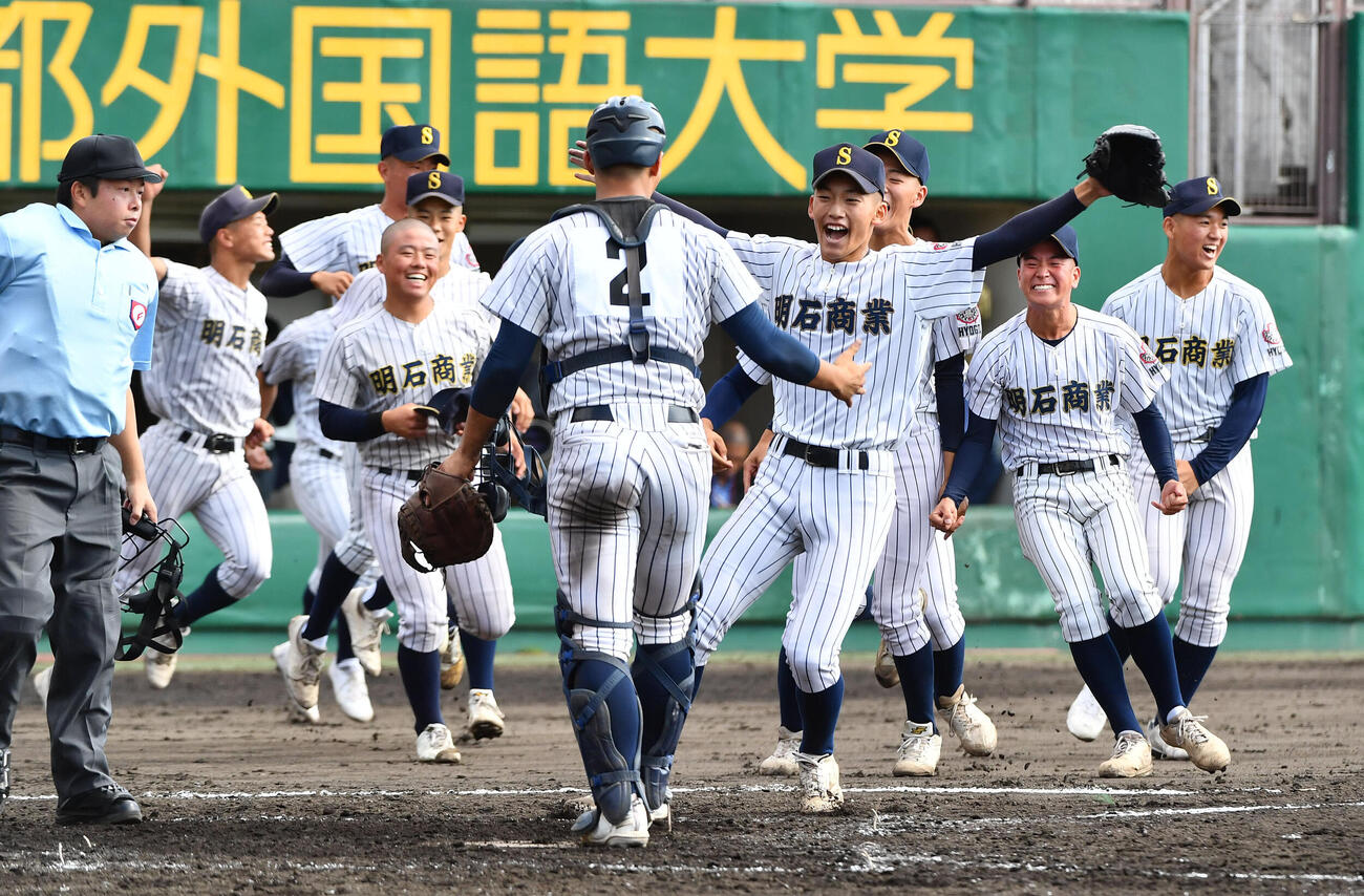 大阪桐蔭対明石商　大阪桐蔭を破って準決勝進出を決め、歓喜する明石商ナイン（撮影・岩下翔太）