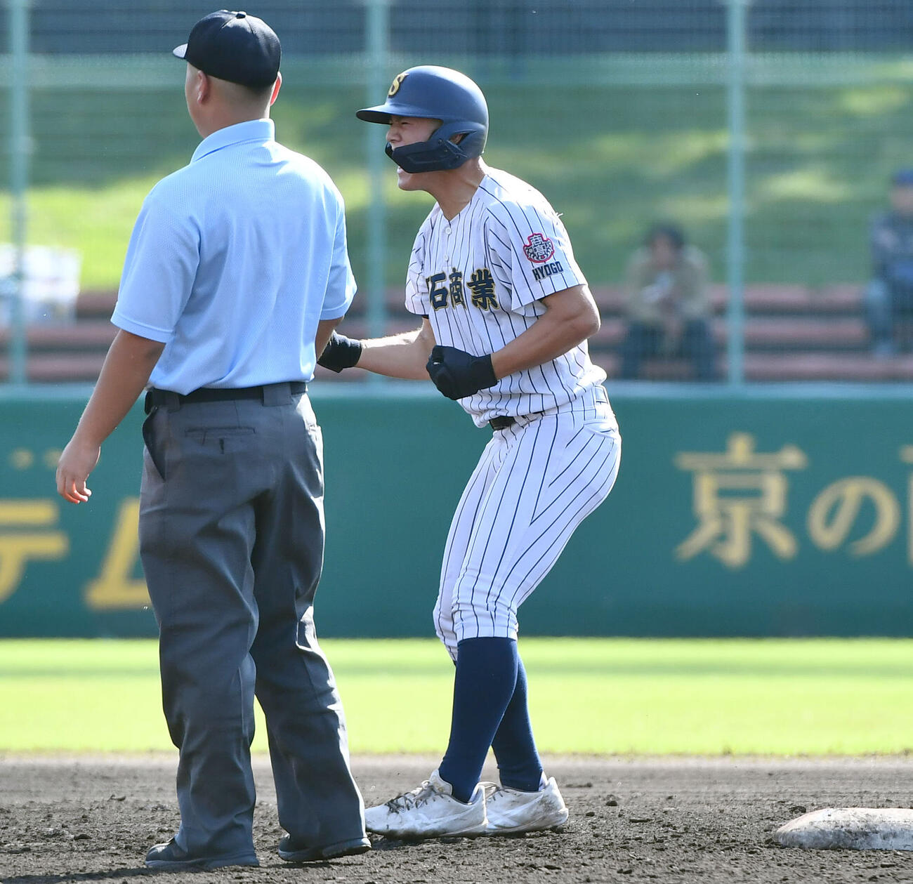 大阪桐蔭対明石商　6回裏明石商2死満塁、勝ち越しの2点適時二塁打を放ち、ガッツポーズする明石商・米田大希（撮影・岩下翔太）