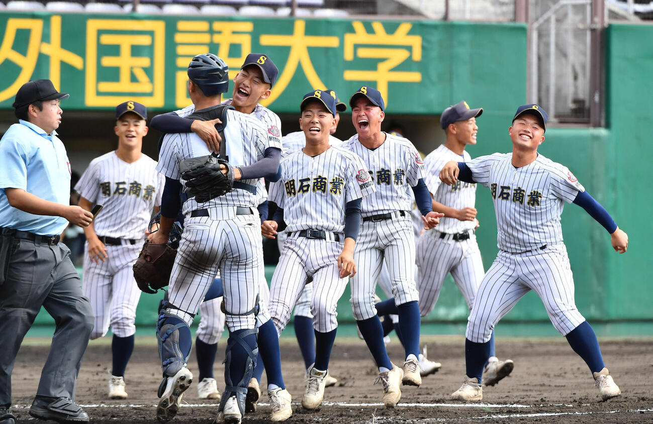 大阪桐蔭対明石商　大阪桐蔭を破り準決勝進出を決め、歓喜する明石商ナイン（撮影・岩下翔太）