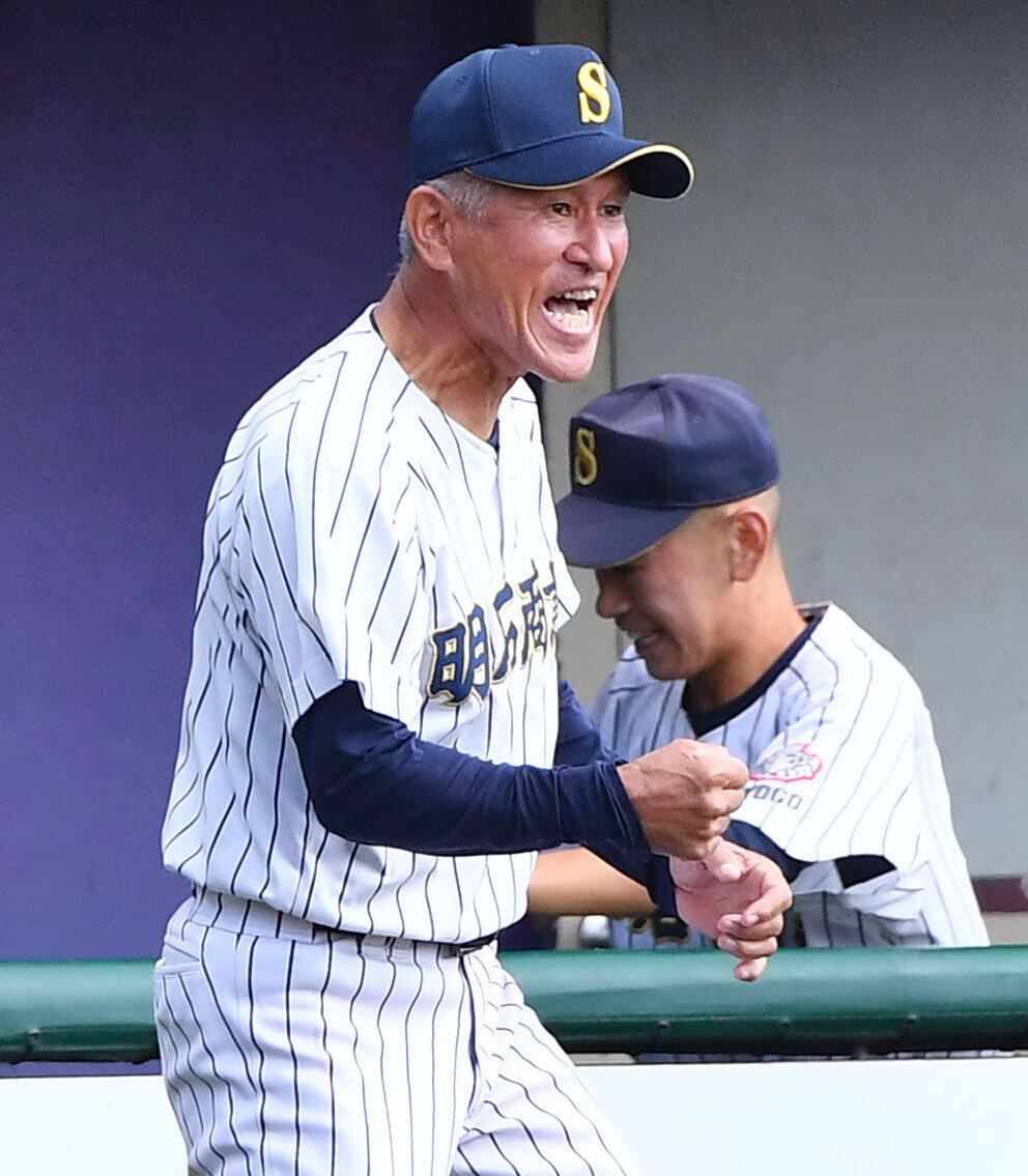 大阪桐蔭対明石商　大阪桐蔭を破って準決勝進出を決め、ガッツポーズする明石商・狭間善徳監督（撮影・岩下翔太）