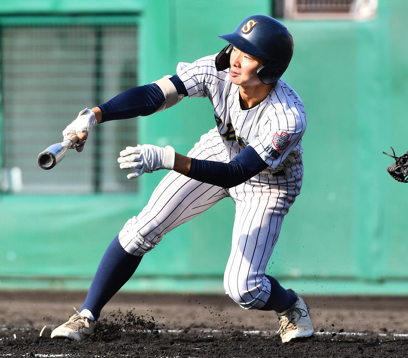 大阪桐蔭対明石商　2回裏明石商1死満塁、田中颯真は同点に追いつく遊撃適時内野安打を放つ（撮影・岩下翔太）