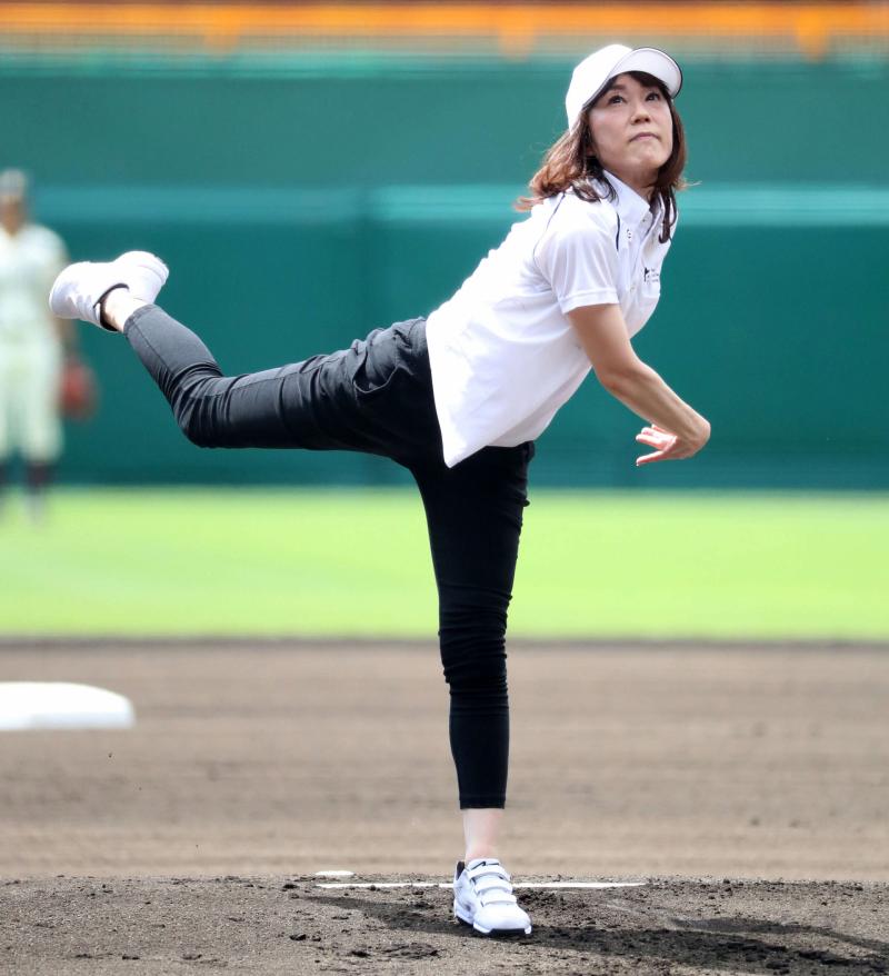 長島三奈さん始球式で豪快投球 父茂雄氏から指導 - 高校野球 : 日刊