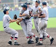 優勝の瞬間、抱き合って喜ぶ青森山田ナイン