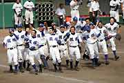 沖学園を破り、初の甲子園出場を決めた飯塚ナインは、校歌を歌い終えスタンドに向かって歓喜の表情で駆け出す（撮影：梅根麻紀）