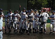宇治山田商との決戦を制し、甲子園行きを決めた菰野ナイン。９回を投げ抜いたエース西は腕を突き上げる（撮影：上野竜一）