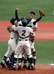 甲子園出場を決め喜びを爆発させる清峰ナイン（撮影：梅根麻紀）