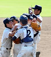 完封で優勝を決めた福島（中央）を中心に大喜びの大阪桐蔭ナイン（撮影：外山哲司）