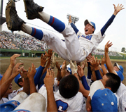 優勝を決め胴上げされる本庄一・氏原主将（撮影・鈴木正人）