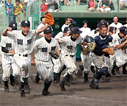 校歌を歌い終え一塁側スタンドに向かって走り出す開星の選手たち
