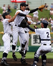 札幌一の金井を一ゴロに抑え、立島（右）に飛びつくエースの鍵谷（撮影：長島一浩）