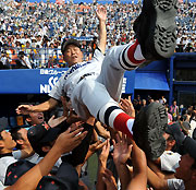 横浜対横浜創学館　優勝が決まり渡辺監督を胴上げし喜ぶ横浜ナイン（撮影・山崎哲司）