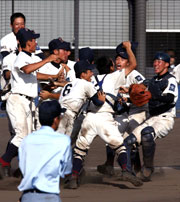 ＰＬ学園に延長１２回でサヨナラ勝ちし、喜びを爆発させる近大付ナイン（撮影・上田博志