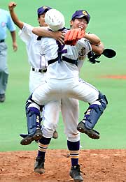 甲子園出場を決めた斎藤は捕手の谷と抱き合う（撮影・柴田隆二）