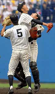 甲子園出場を決め加賀竜太捕手に飛びつく明桜二木健投手（右から２人目）