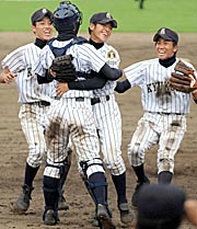 ２７年ぶりの甲子園を決め歓喜する九州国際大付ナイン（撮影・今浪浩三）