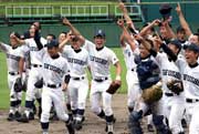 甲子園出場を決めて喜びを爆発させる県岐阜商ナイン（撮影・桝井聡）