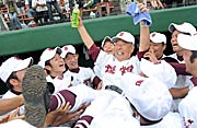 甲子園出場を決めた常総学院ナインは木内監督を胴上げする（撮影・柴田隆二）