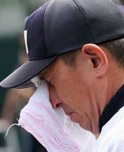 甲子園出場を決め感極まる龍谷大平安の原田監督(撮影・宮崎幸一)